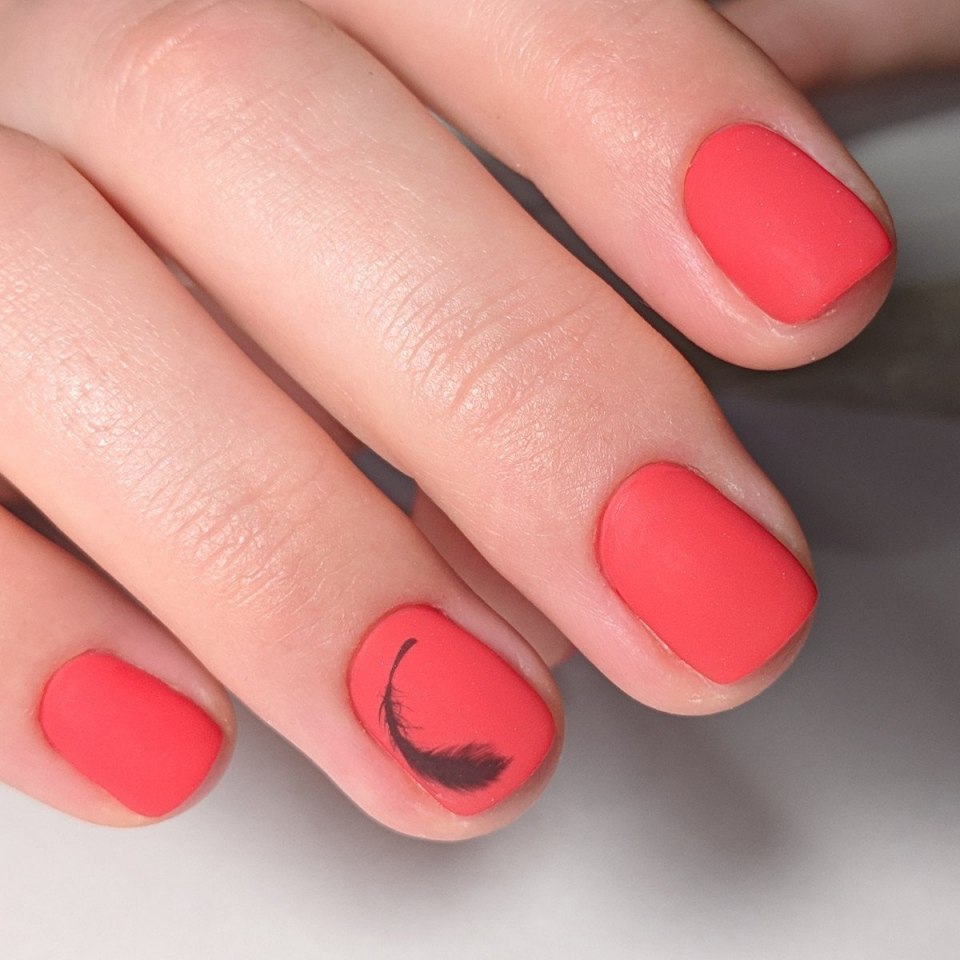 Коралловые ногти матовые
