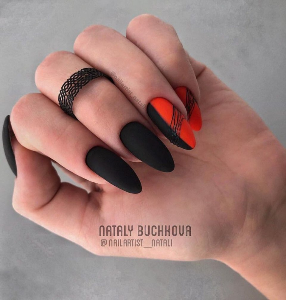 Красный матовый маникюр на длинные ногти миндалевидной формы