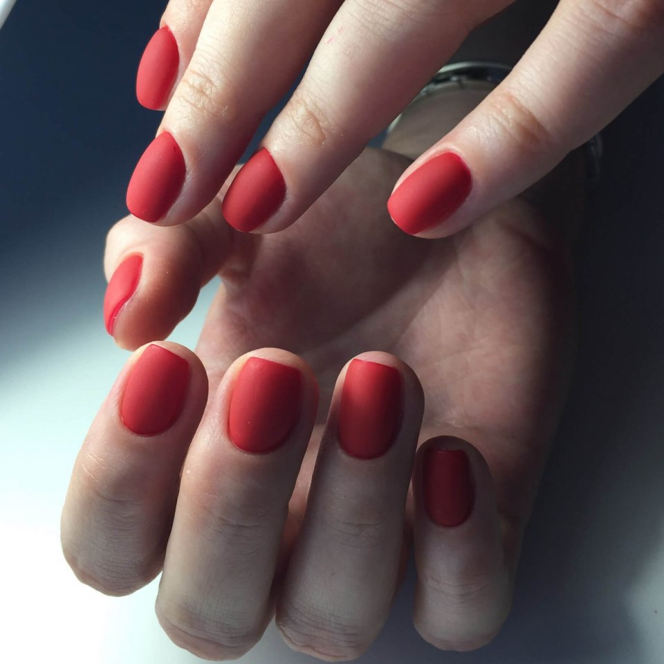 Бордовый матовый маникюр