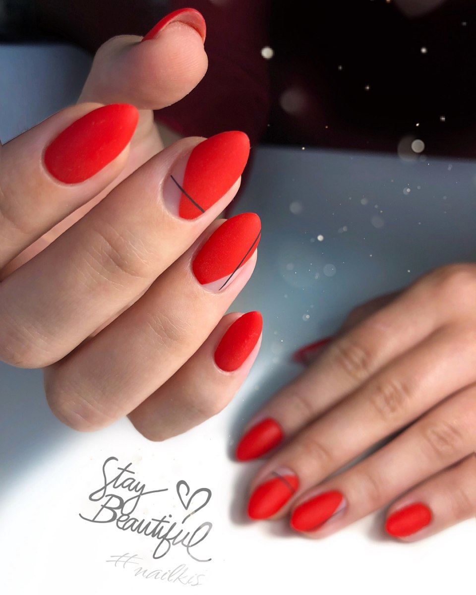 Алый матовый маникюр