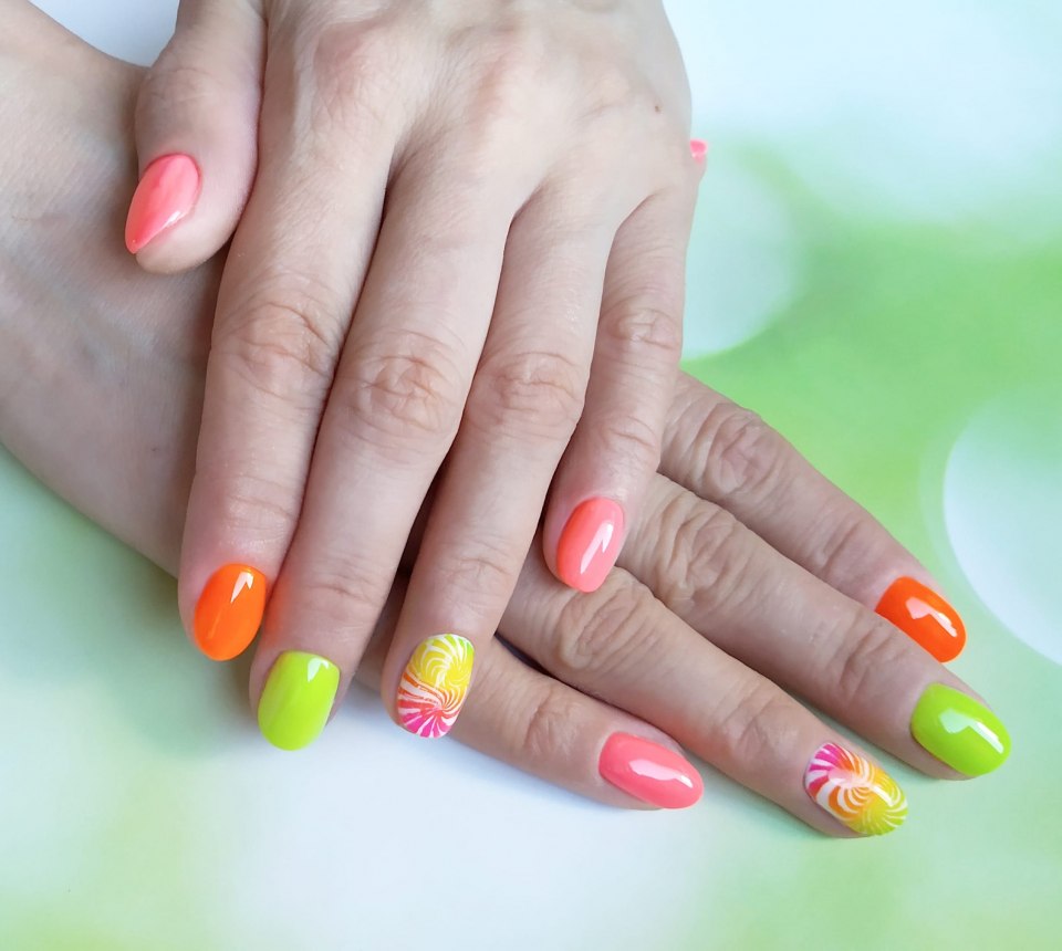 Разноцветные ногти короткие