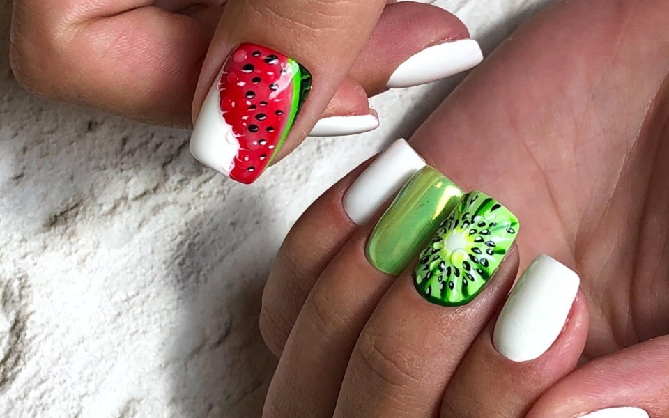 Маникюр с фруктами и ягодами