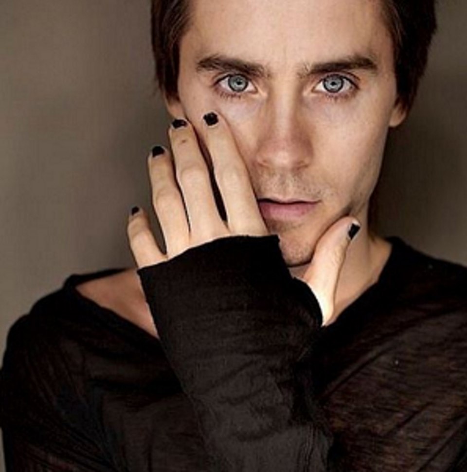 Джаред лето с накрашенными ногтями