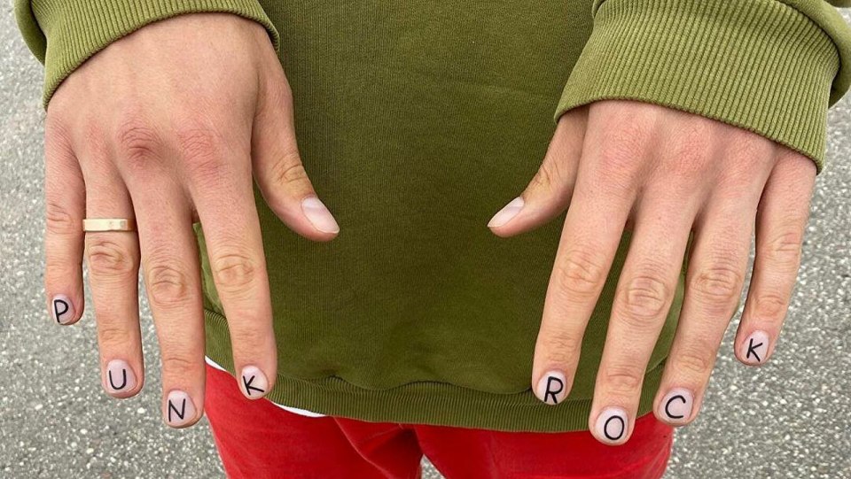 Юрий Дудь маникюр