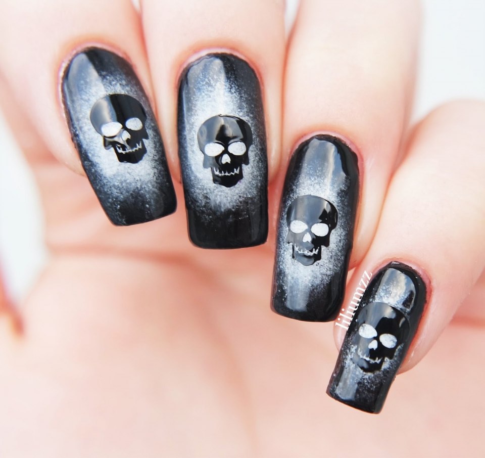 Маникюр с черепами