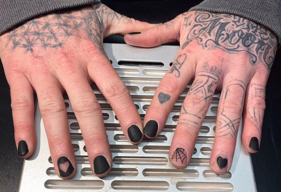 Длинный мужской маникюр