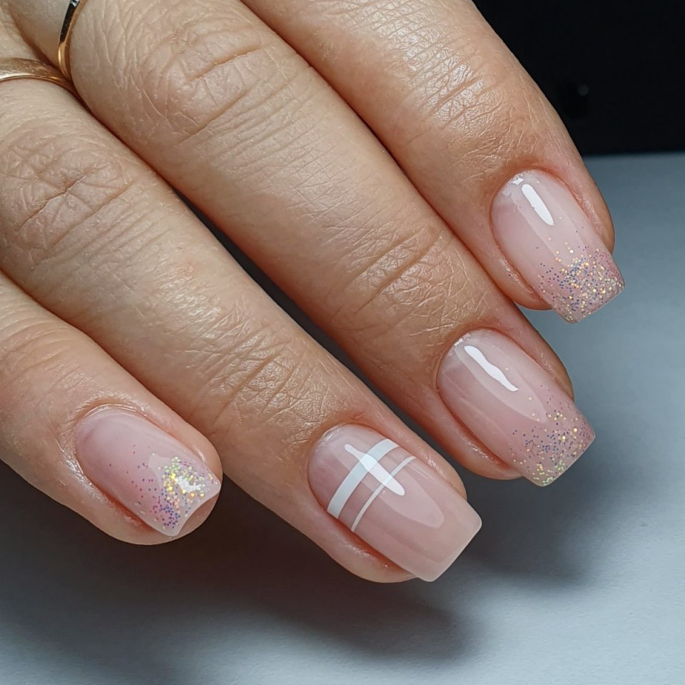 Прозрачный маникюр с полосками