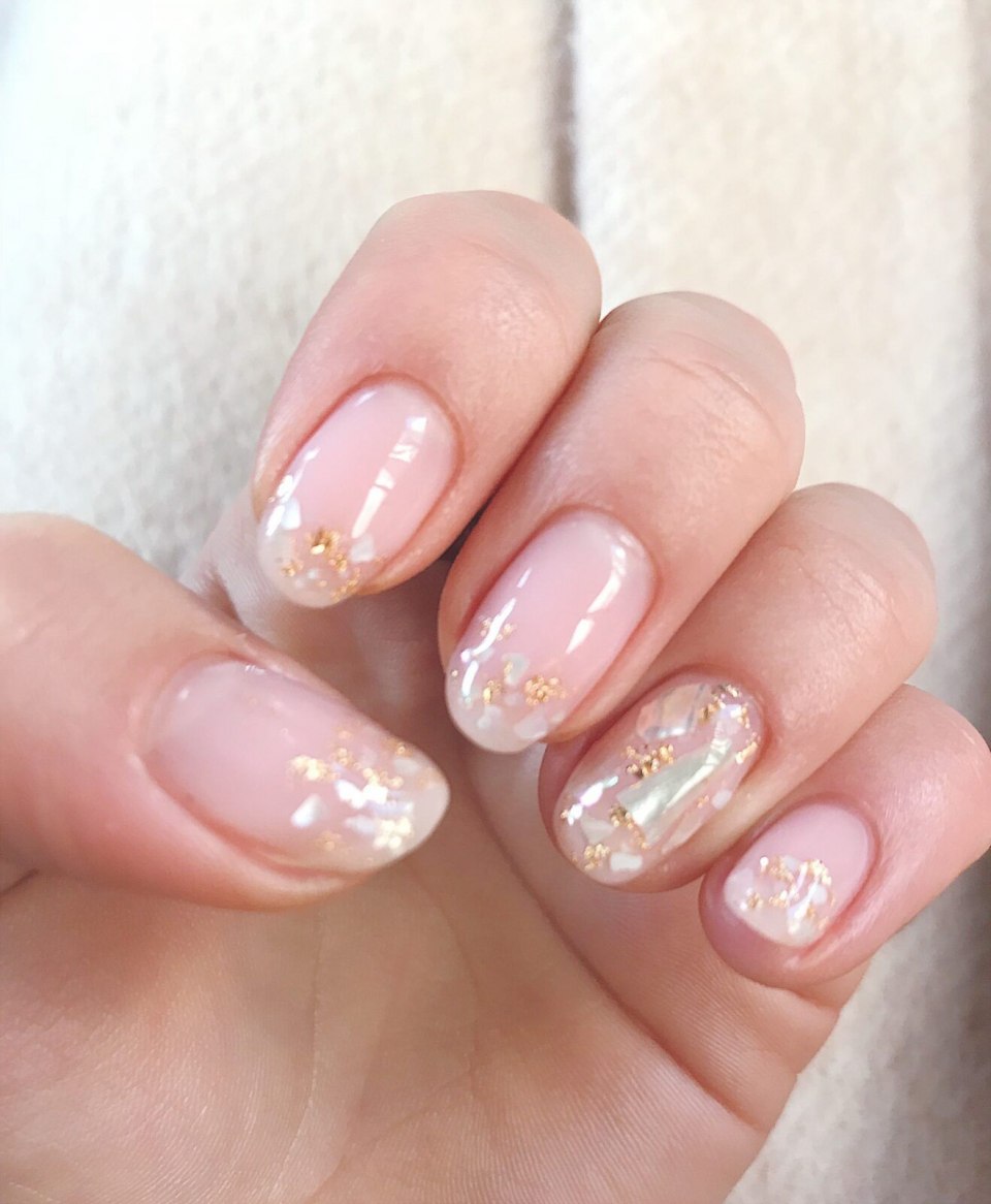 Прозрачный маникюр с дизайном