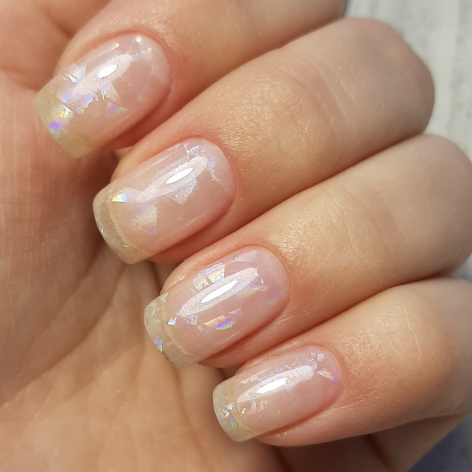 Прозрачный лак для ногтей