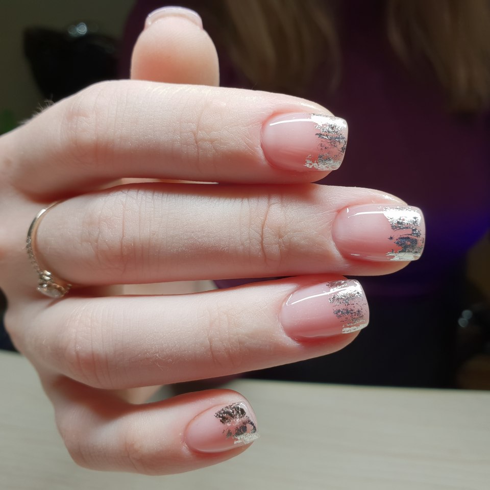 Прозрачный маникюр с фольгой