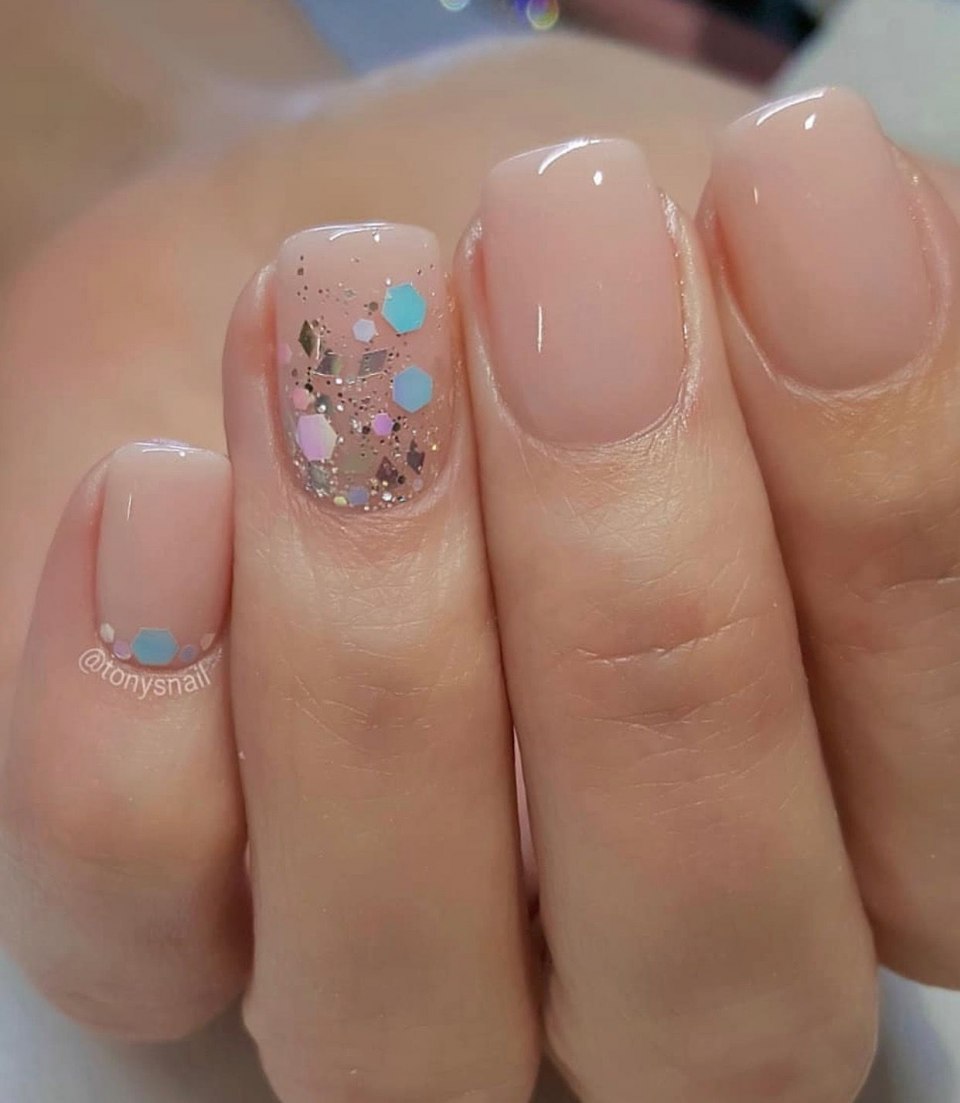 Прозрачный маникюр на короткие ногти