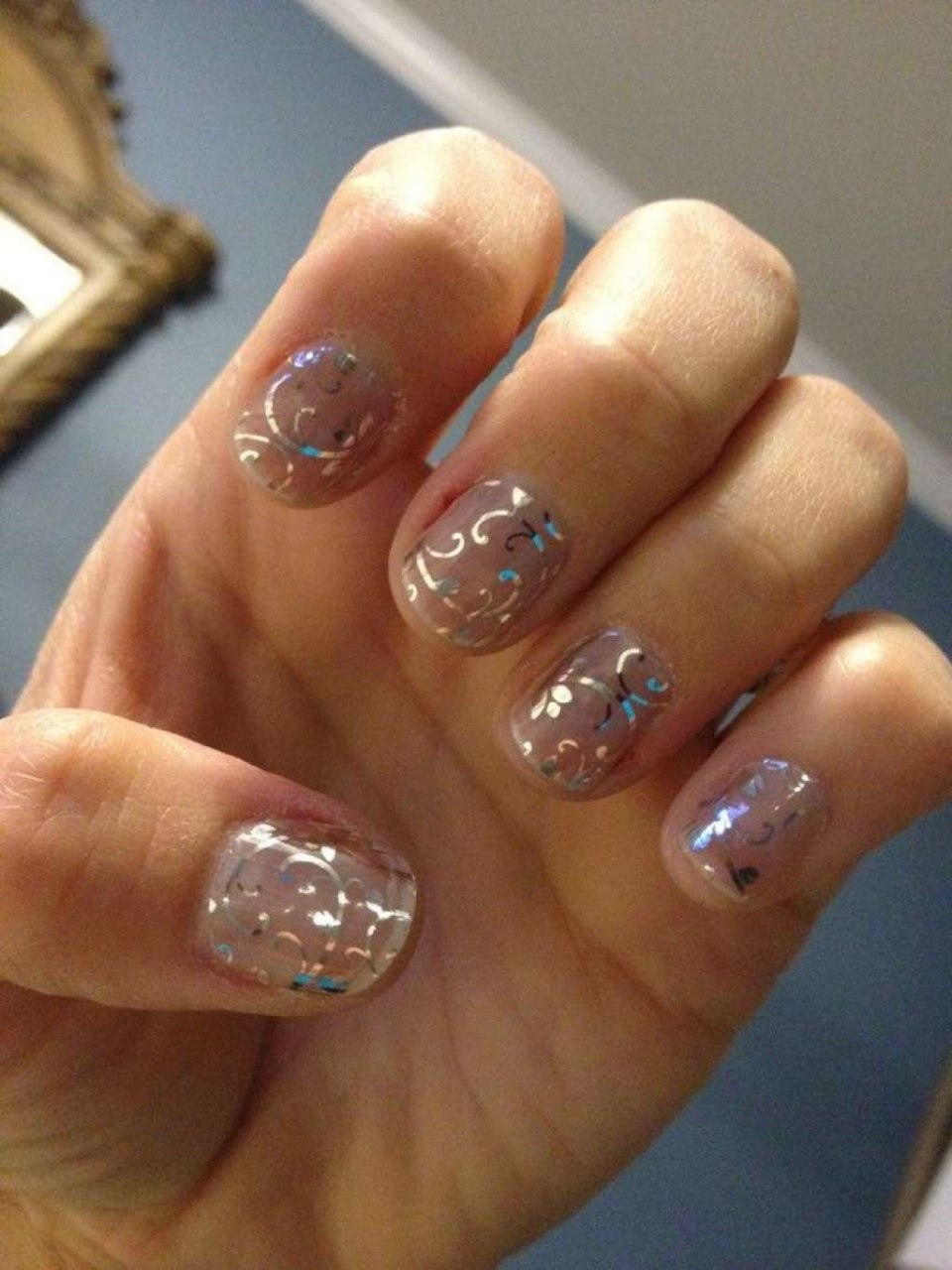 Прозрачный маникюр на короткие ногти