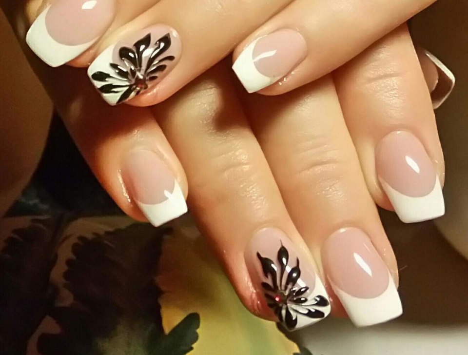 Маникюр французский с рисунком