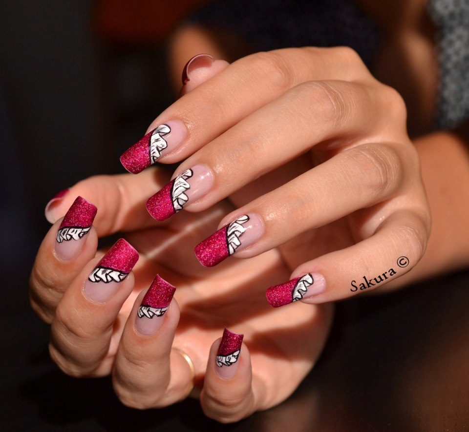 Французский маникюр с красным рисунком