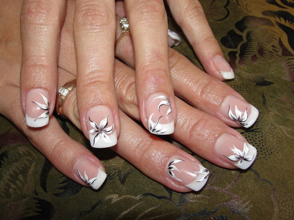 Маникюр французский с рисунком