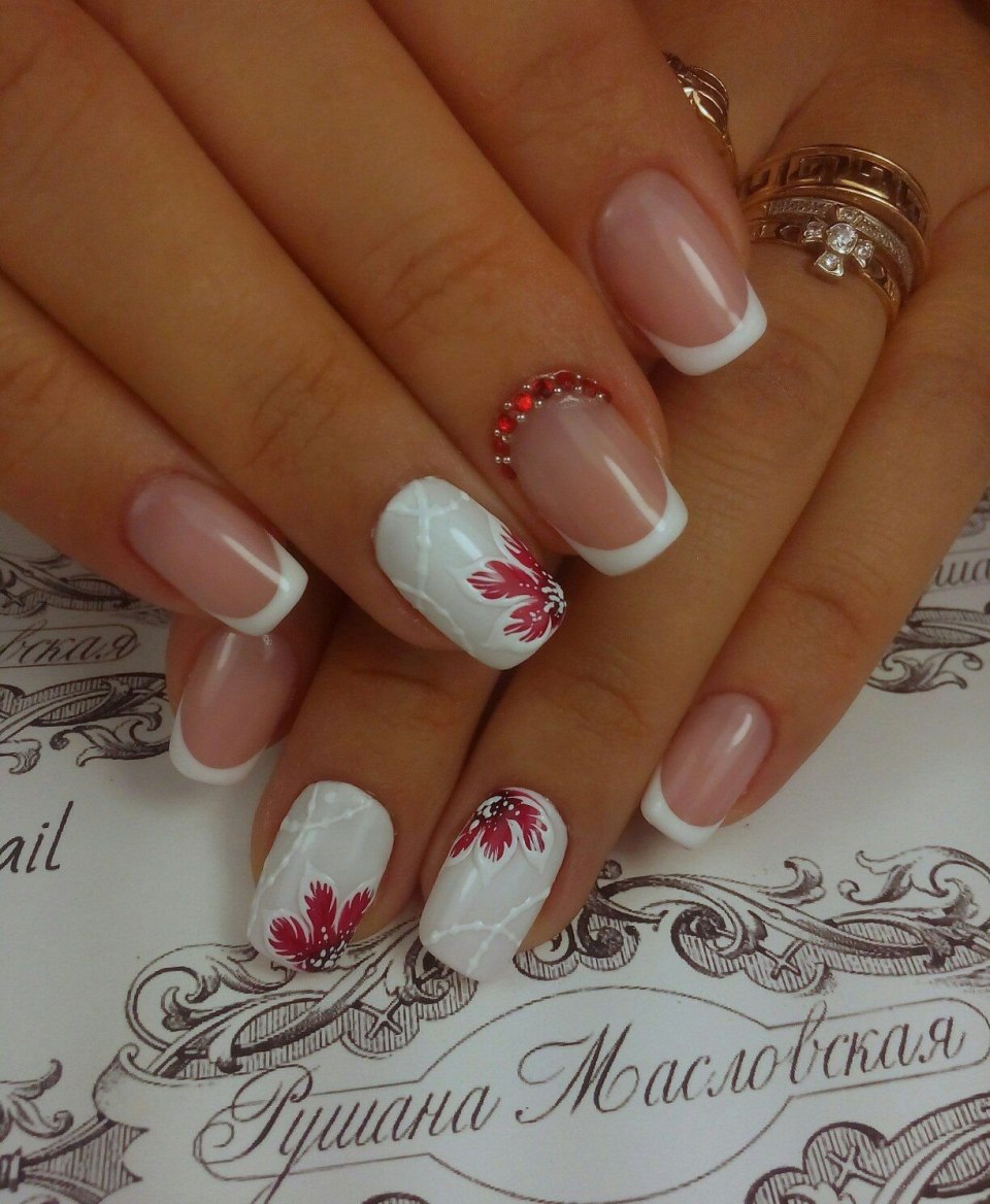 Красные ногти с белым френчем