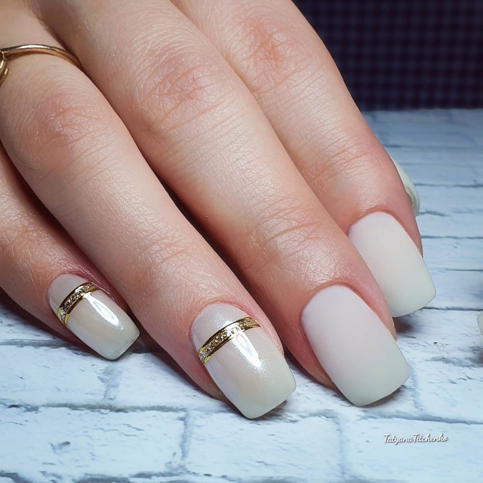 Молочный маникюр с полосками