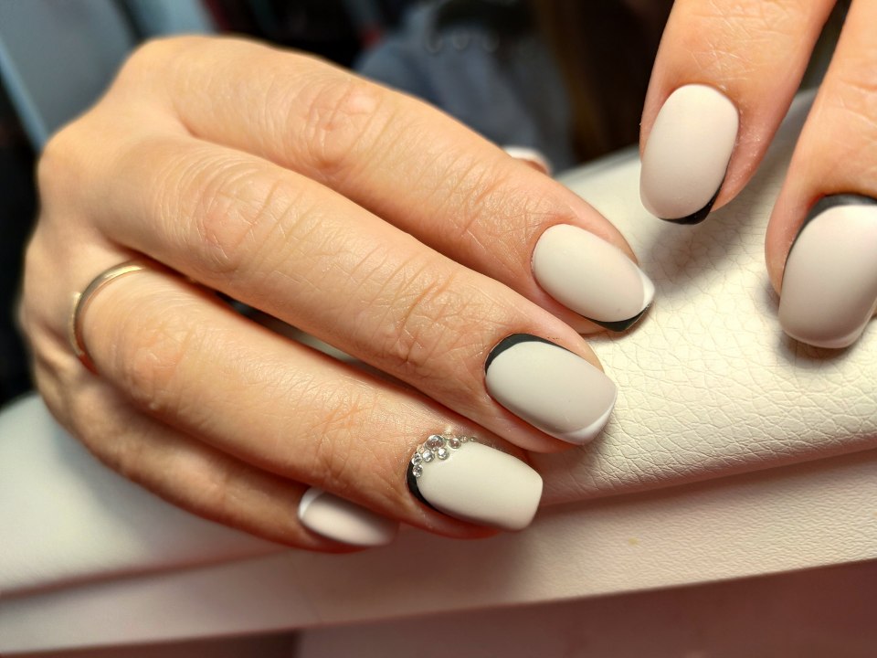Красивые белые ногти