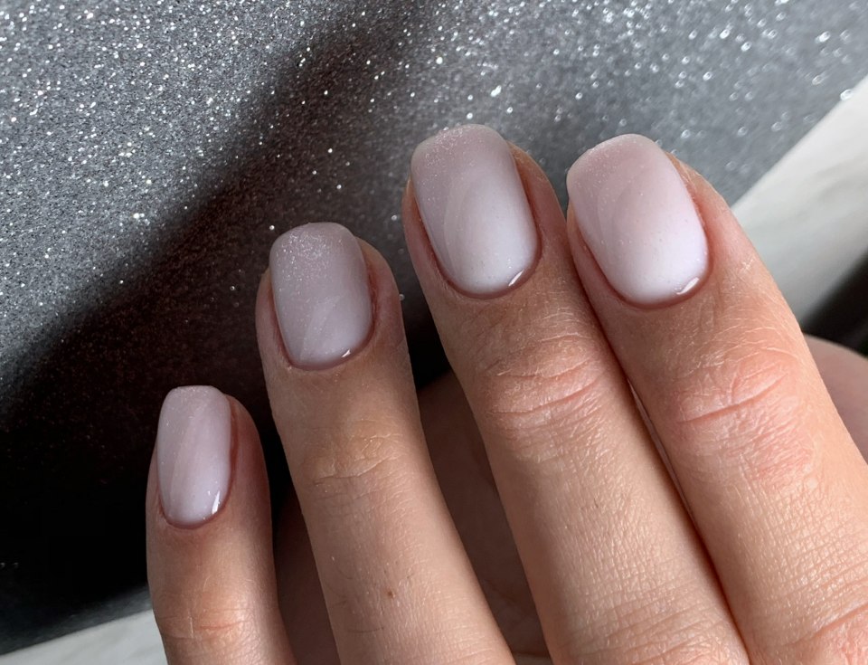 Маникюр на короткие ногти молочного цвета