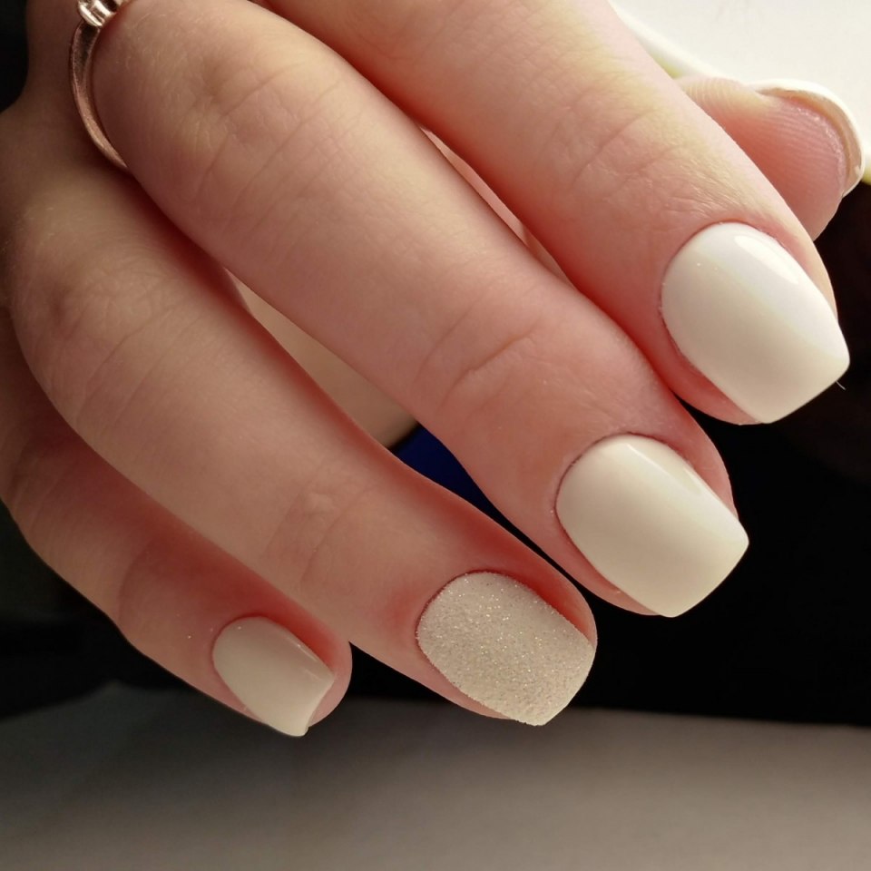 Молочный маникюр