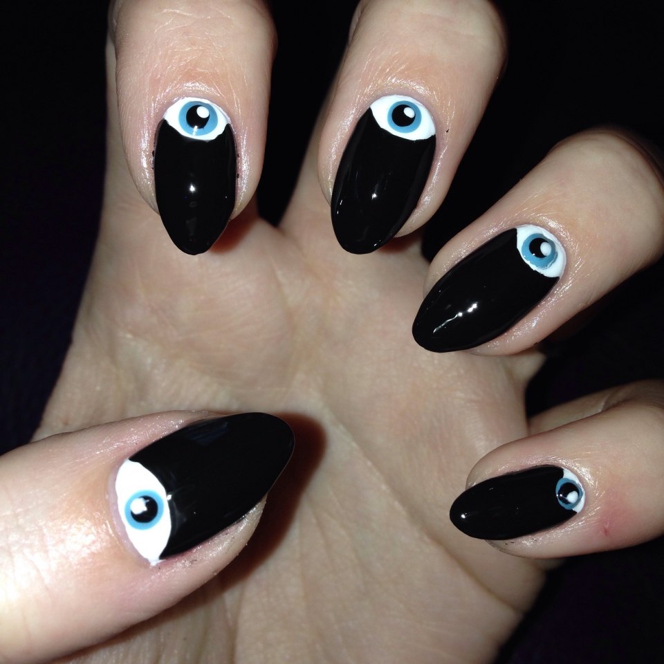 Черный маникюр с глазами