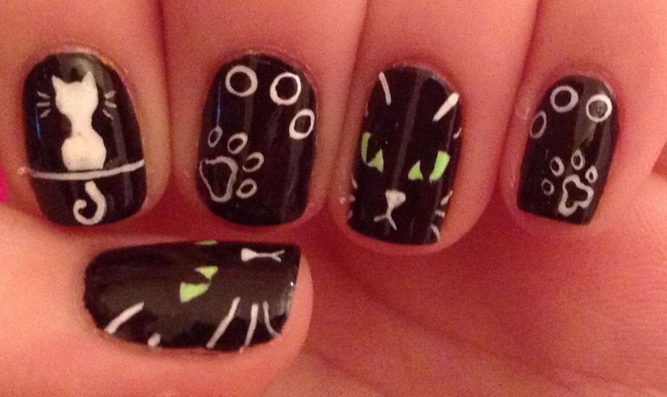 Маникюр черные ногти с котом