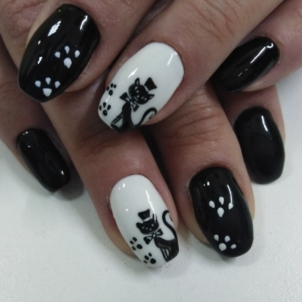 Черная кошка на ногтях