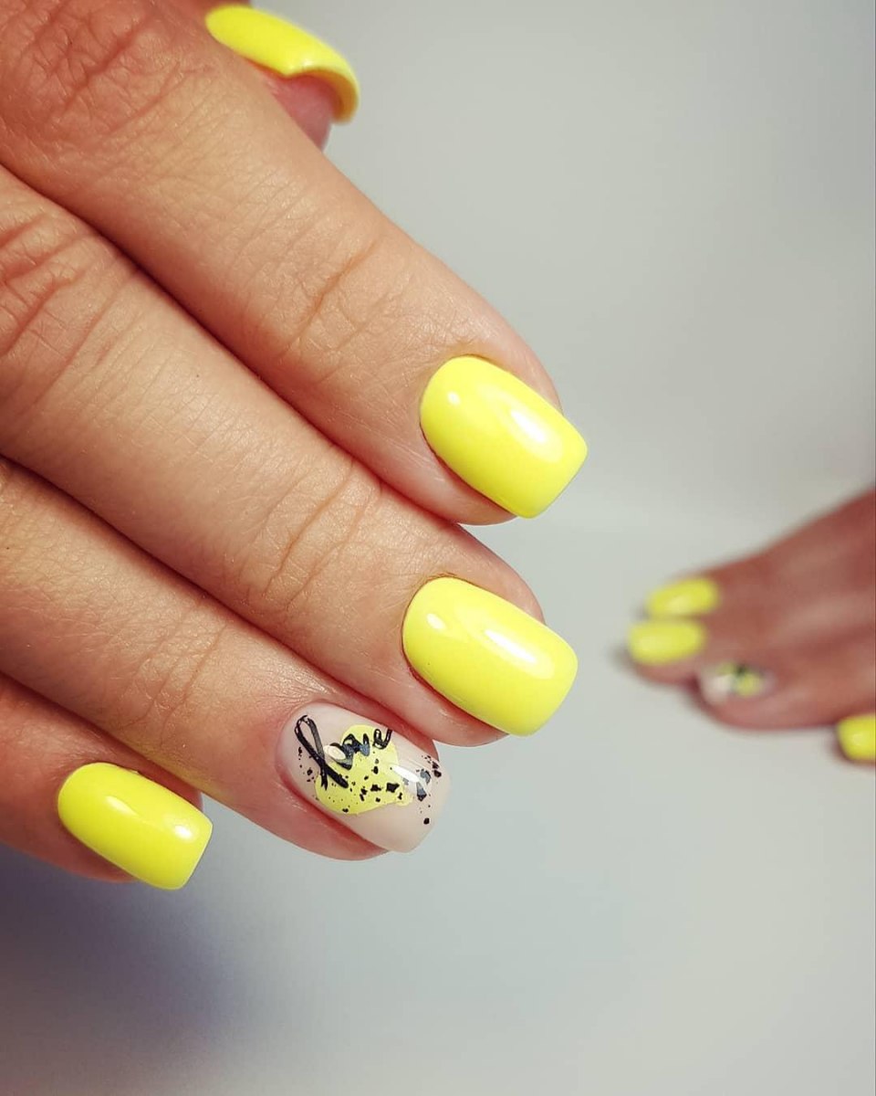 Летний маникюр желтый