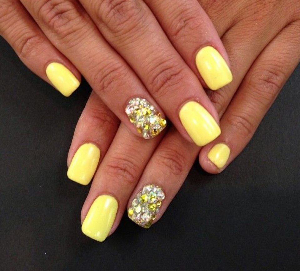 Стильный желтый маникюр