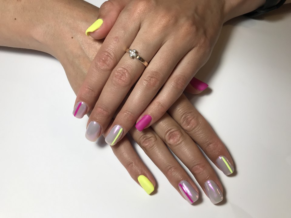 Разноцветный маникюр с втиркой