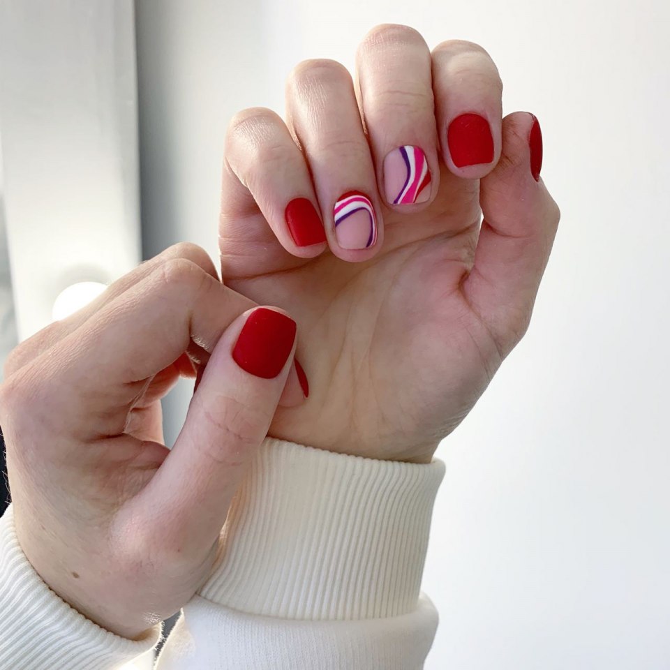 Маникюр одна рука красная другая белая