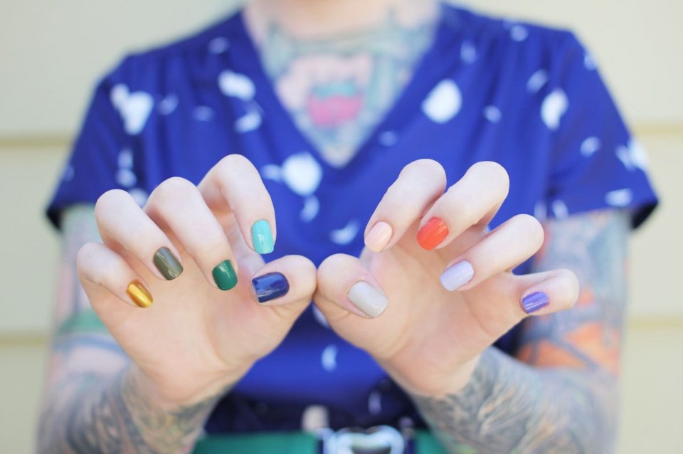 Маникюр с разными цветами на руках