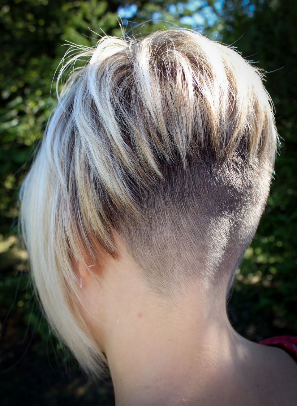 Стрижка с коротким затылком