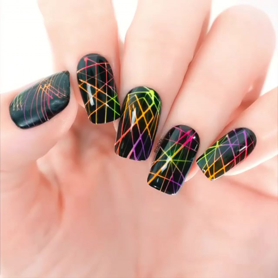 Салатовый маникюр с паутинкой