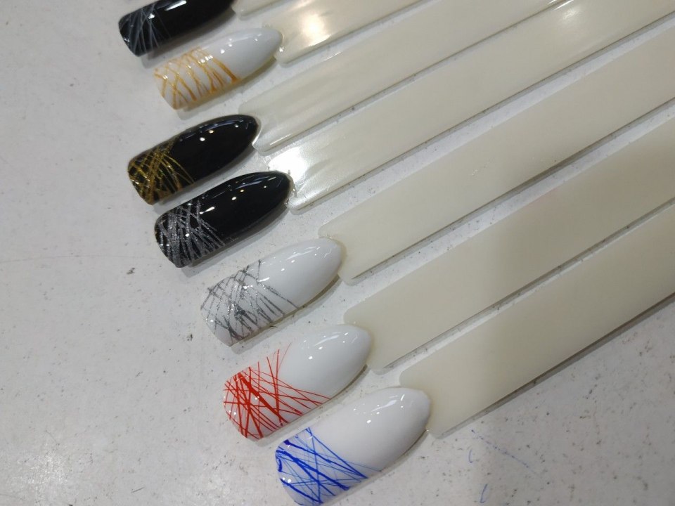 Маникюр с паутинкой