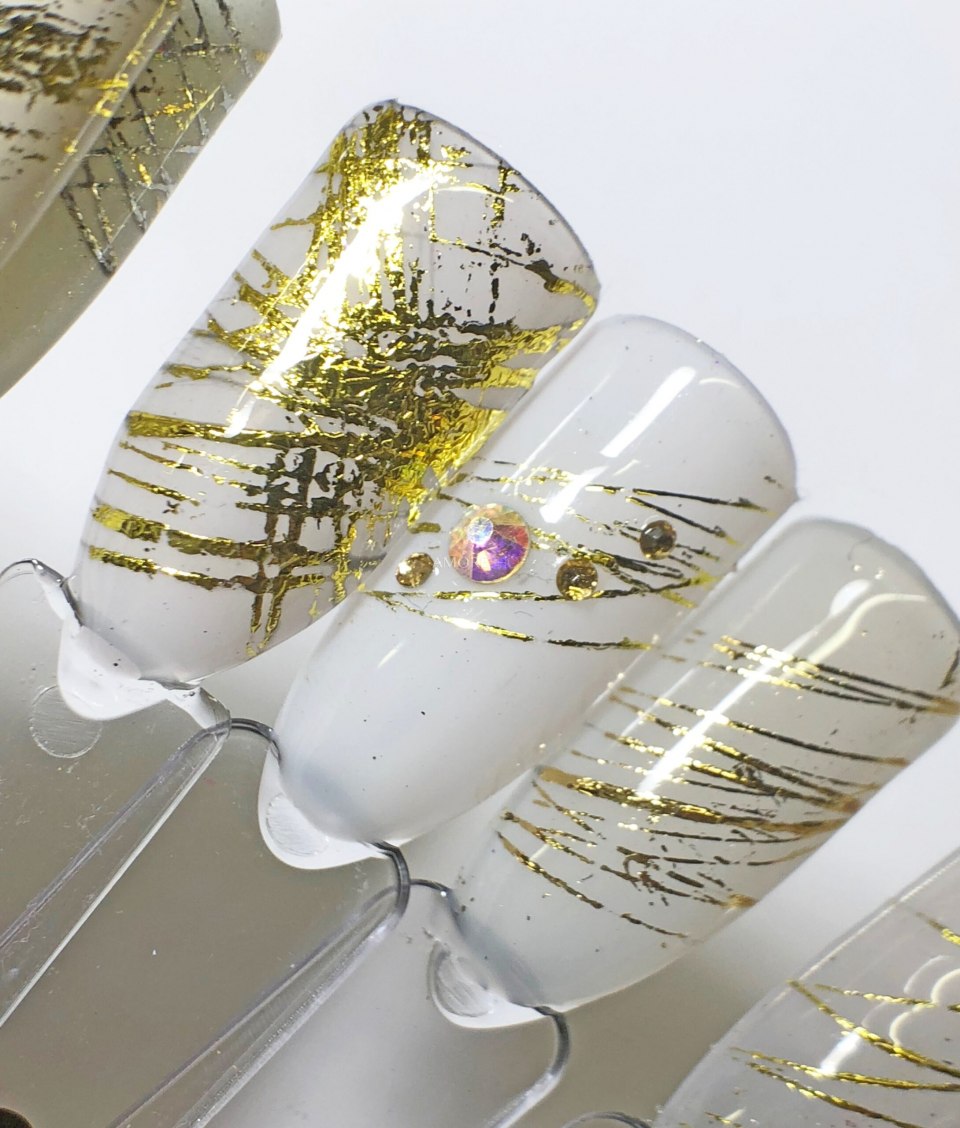 Серый маникюр с паутинкой