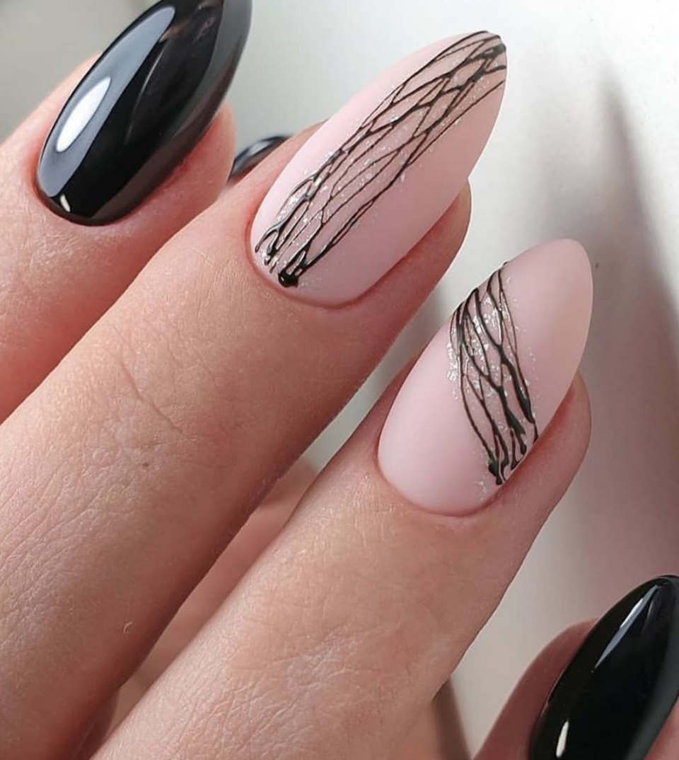 Красивый нежный маникюр с полосками