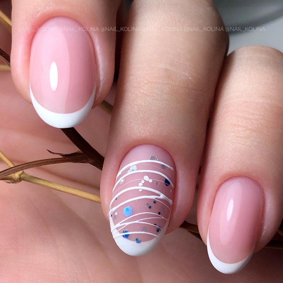 Тонкие линии на ногтях