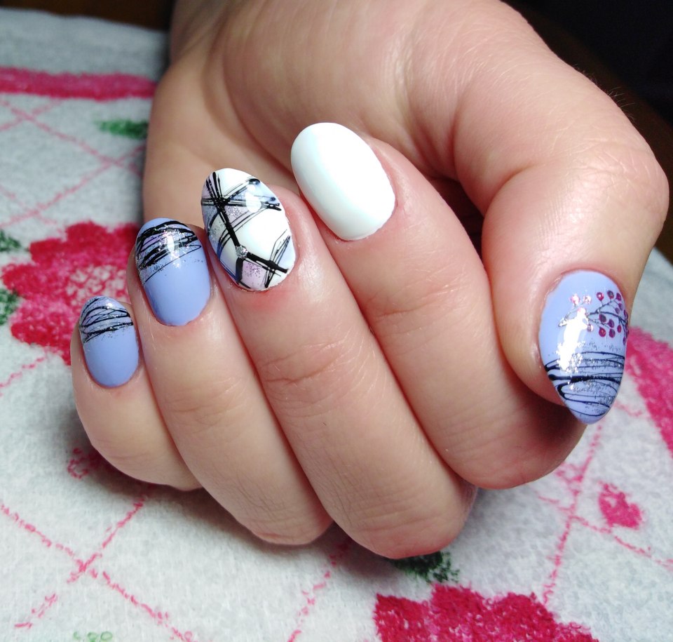 Маникюр с белой паутинкой