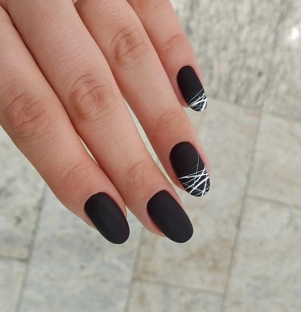 Маникюр с паутиной и стразами