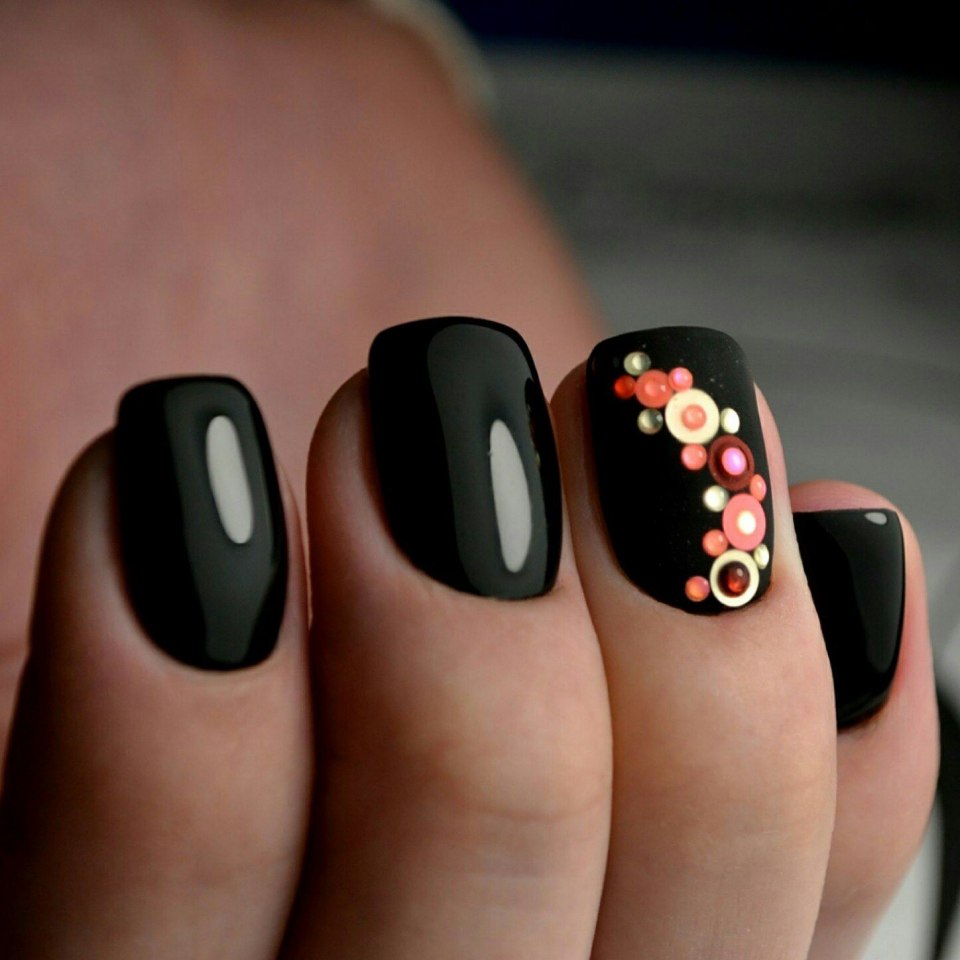 Чёрный маникюр на короткие ногти