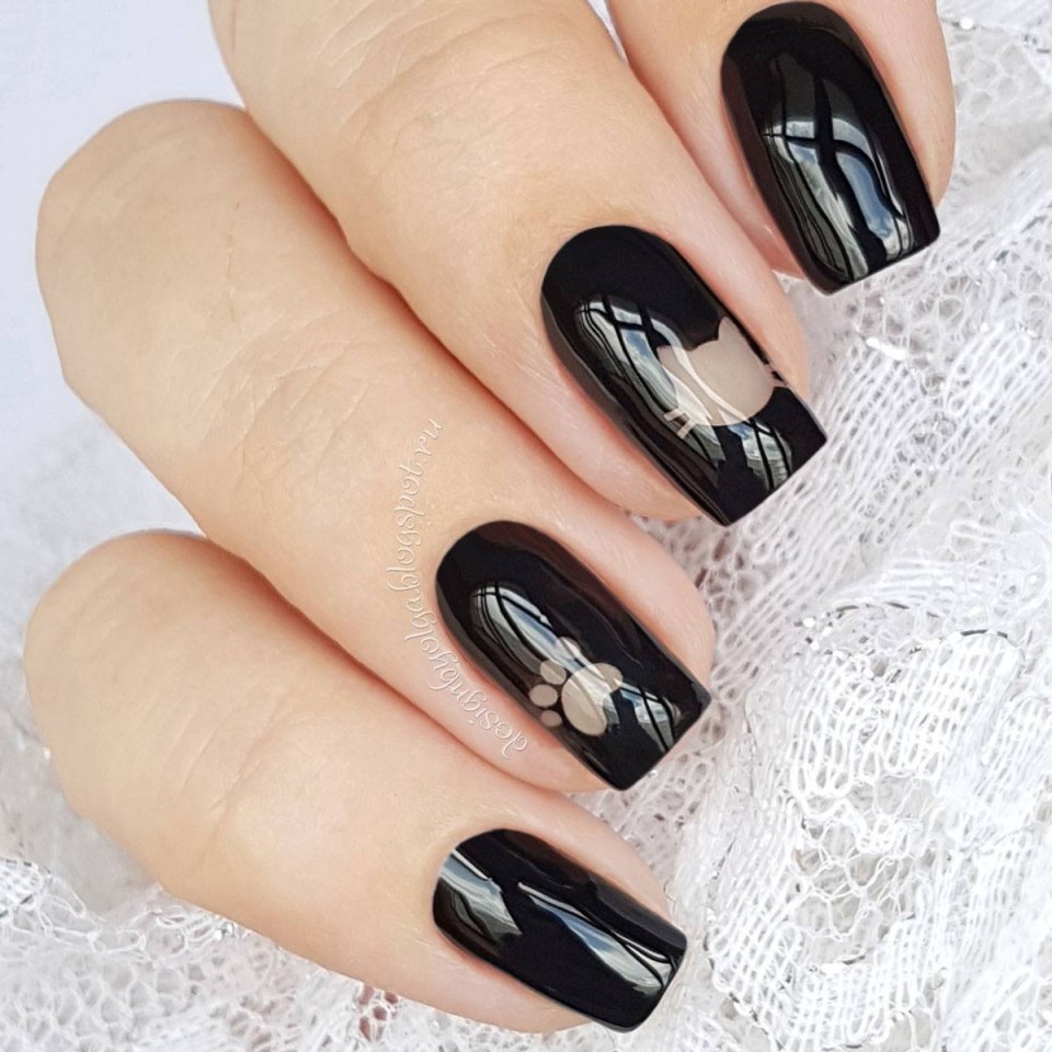 Маникюр черный лак