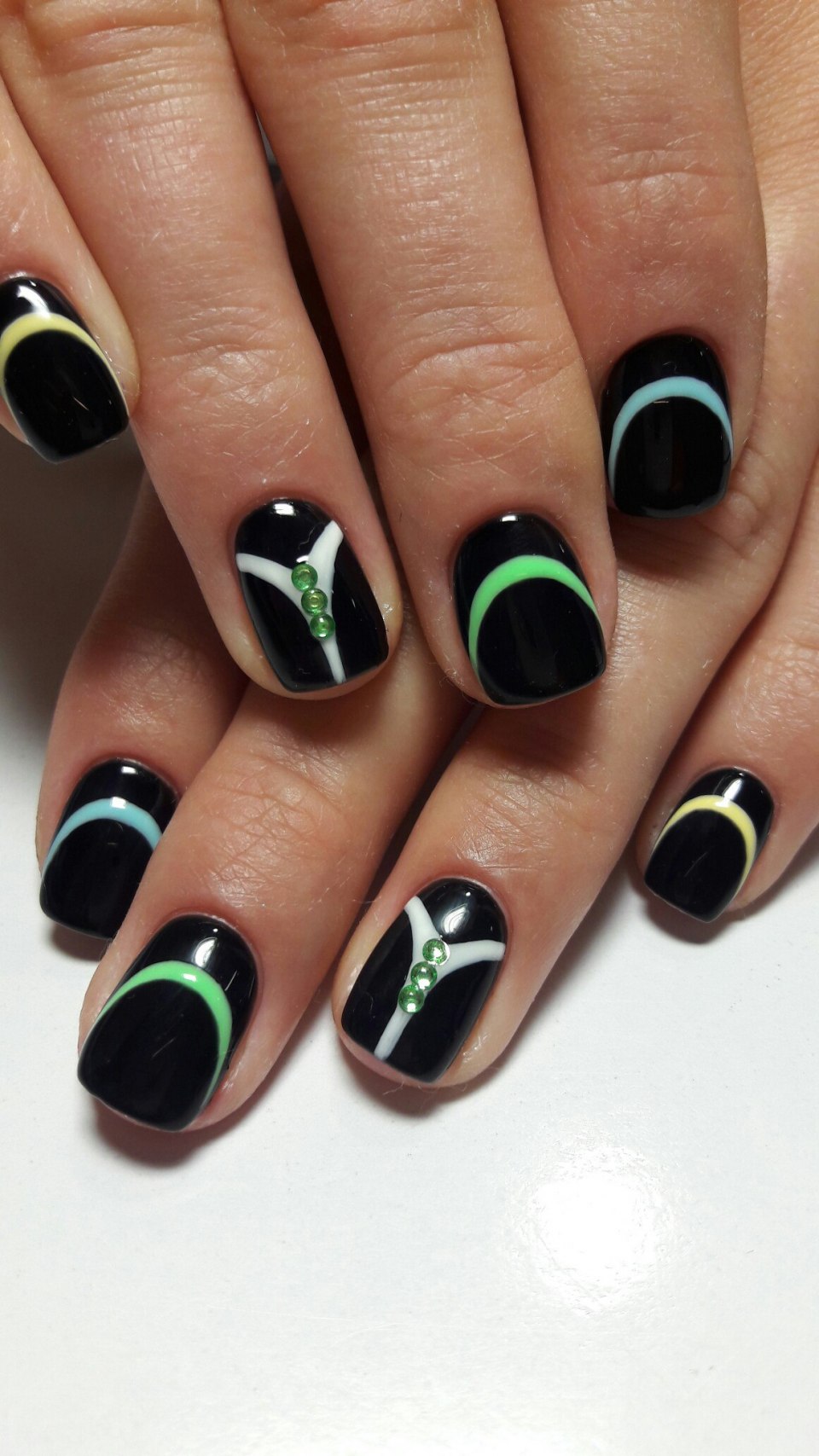 Черно зеленый маникюр на короткие ногти