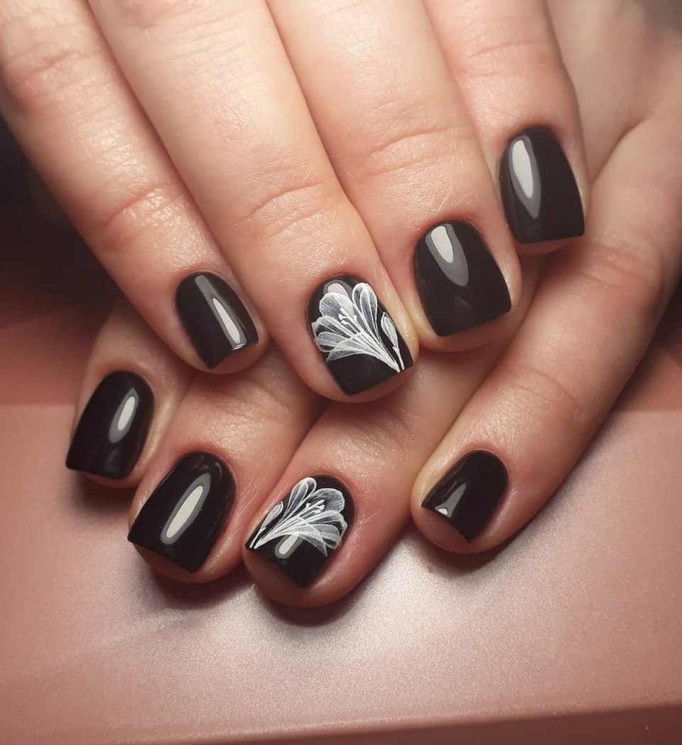 Темный маникюр