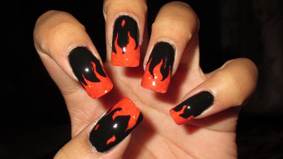 Маникюр черный с красным огнем