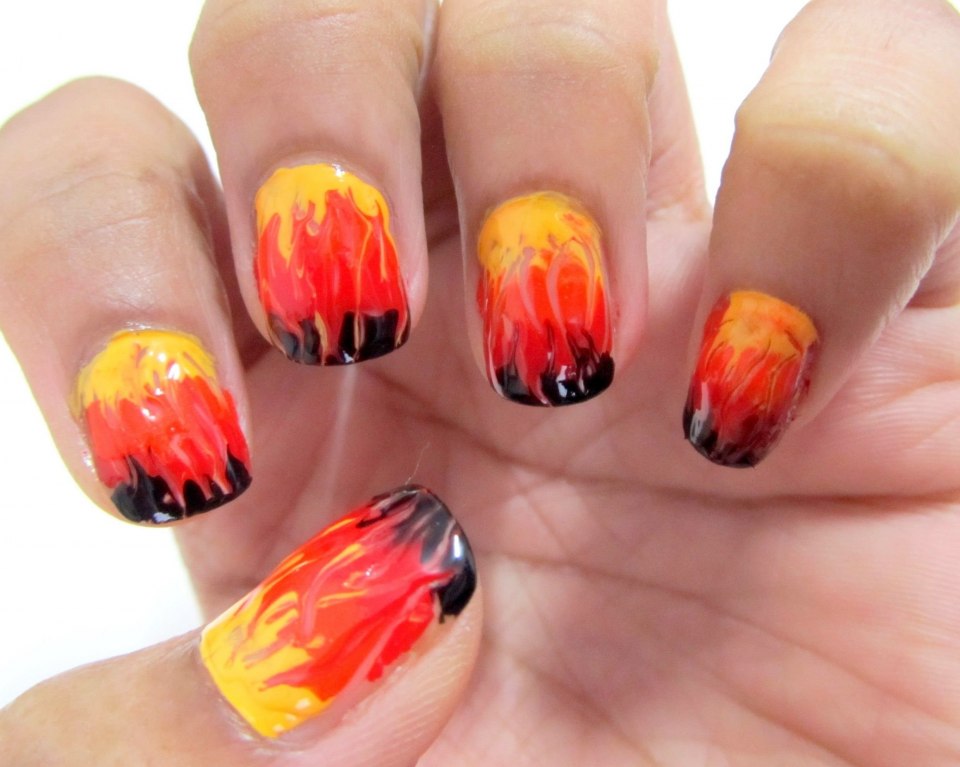 Маникюр с огнем