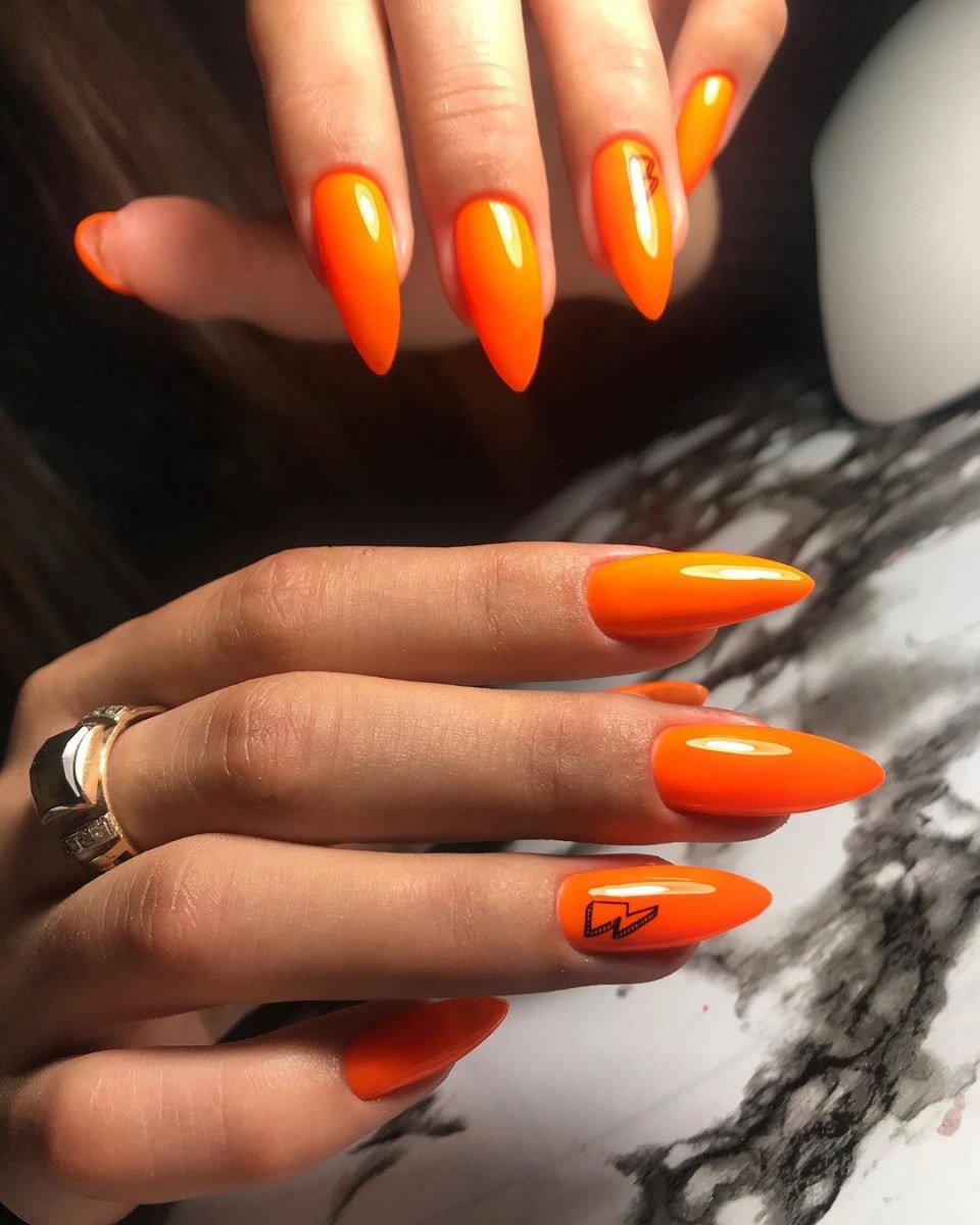 Оранжевый маникюр с огнем