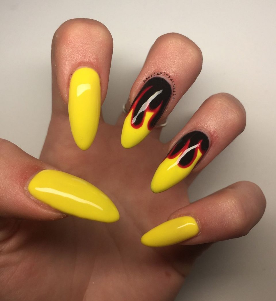 Желтый маникюр с огнем