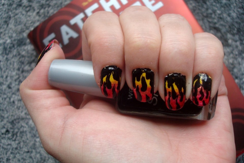 Маникюр огонь на ногтях