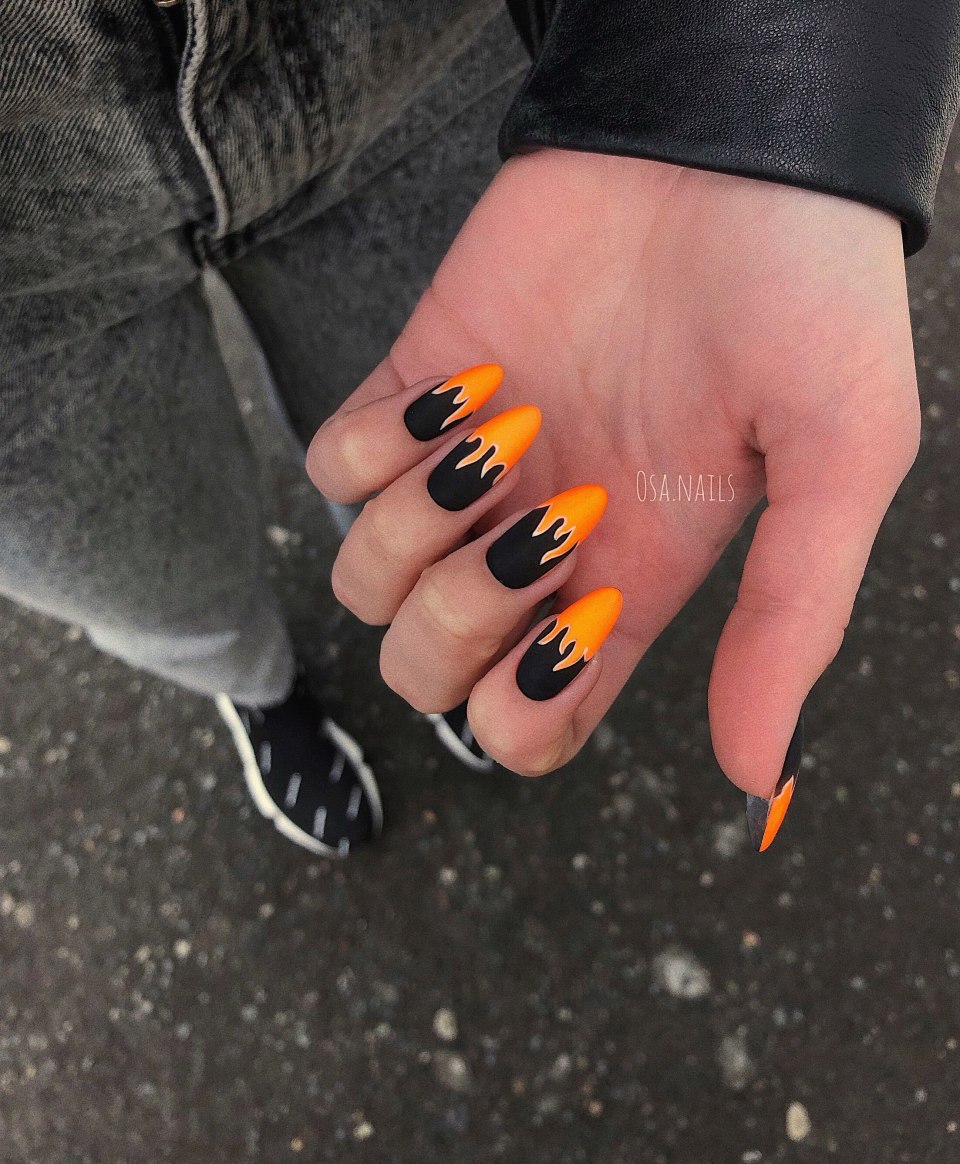 Ногти оранжевые с черным
